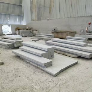 庆阳 整石台阶（大面火烧+侧面自然面），出货前厂内拼装