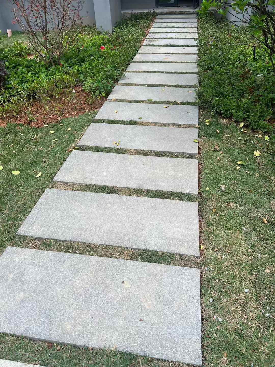 庆阳 芝麻黑小区踏步、汀步石铺装效果