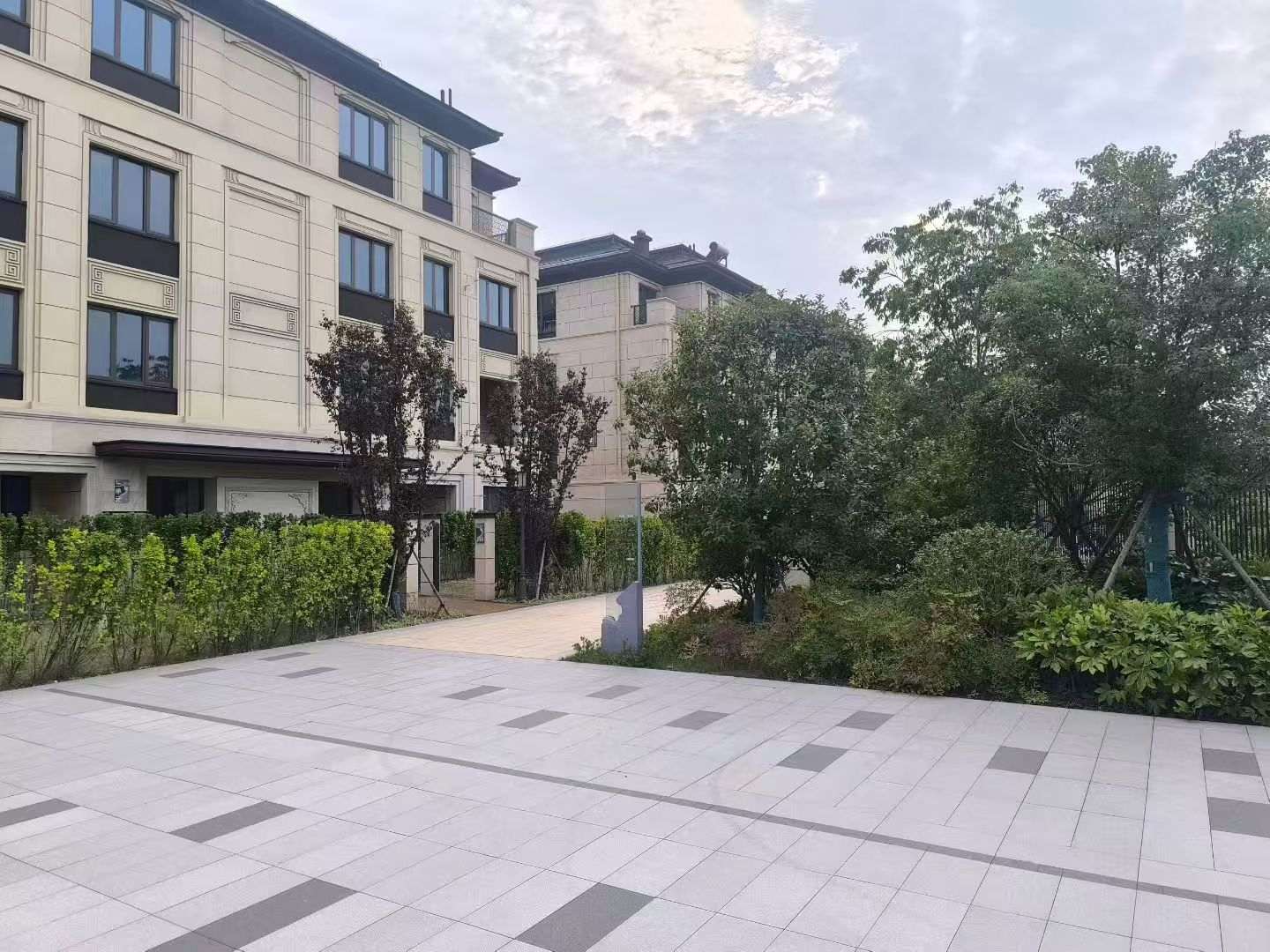 庆阳 芝麻白与芝麻白搭配铺装，尺寸1200*600